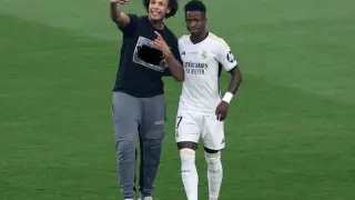 Финал Лиги чемпионов прервали из-за выбежавших на поле фанатов