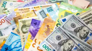 Курс доллара начал неделю со снижения в Казахстане