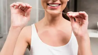 Стоматолог перечислил распространенные ошибки в уходе за зубами