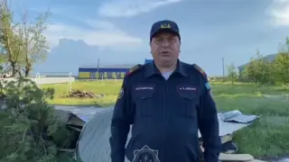 Ураганный ветер снес крыши зданий в Костанайской области