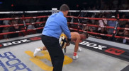 Боксер не смог самостоятельно подняться после жестокого нокаута. Видео