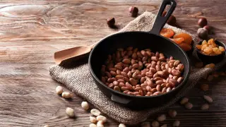 Нужно ли жарить орехи или лучше есть их сырыми