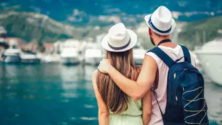 Сколько зарабатывают казахстанцы, путешествующие за границу