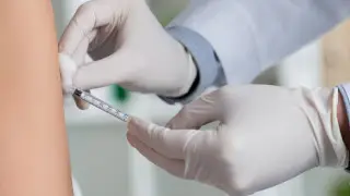 Казахстану рекомендовали вакцинировать 90 процентов девочек до 15 лет