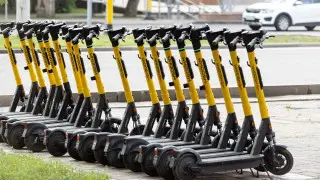 О проблемах на дорогах из-за самокатов и мопедов рассказала полиция