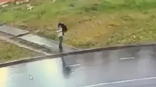 Казахстанцы рассылают видео удара молнии в человека: комментарий полиции