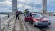 Мопедист парализовал движение на подвесном мосту в Семее
