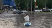 Астанчанин переплыл дорогу на доске для серфинга