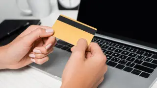 Безналичный расчет увеличивает расходы потребителей - исследование