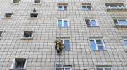Забрались в окно по лестнице: 80-летнюю пенсионерку спасли в Акмолинской области