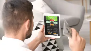 Задолжавшие детям отцы проиграли миллионы на ставках