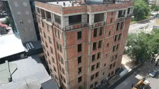 Очередное многоэтажное здание сносят в Алматы