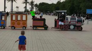 Торговля и батуты вернулись на набережную Актау, несмотря на запрет