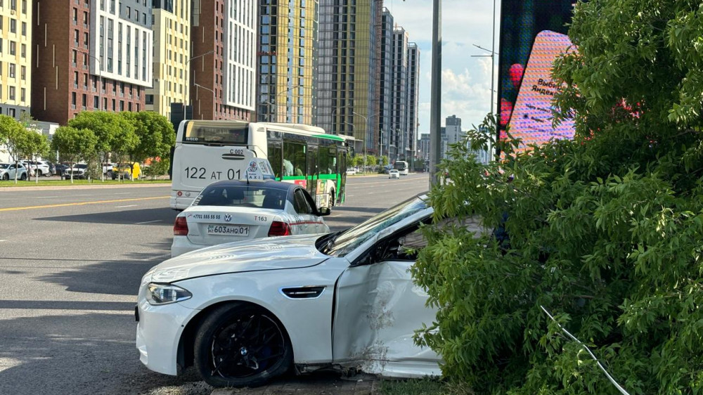 Молодой водитель BMW потерял контроль над авто в центре Астаны: фото