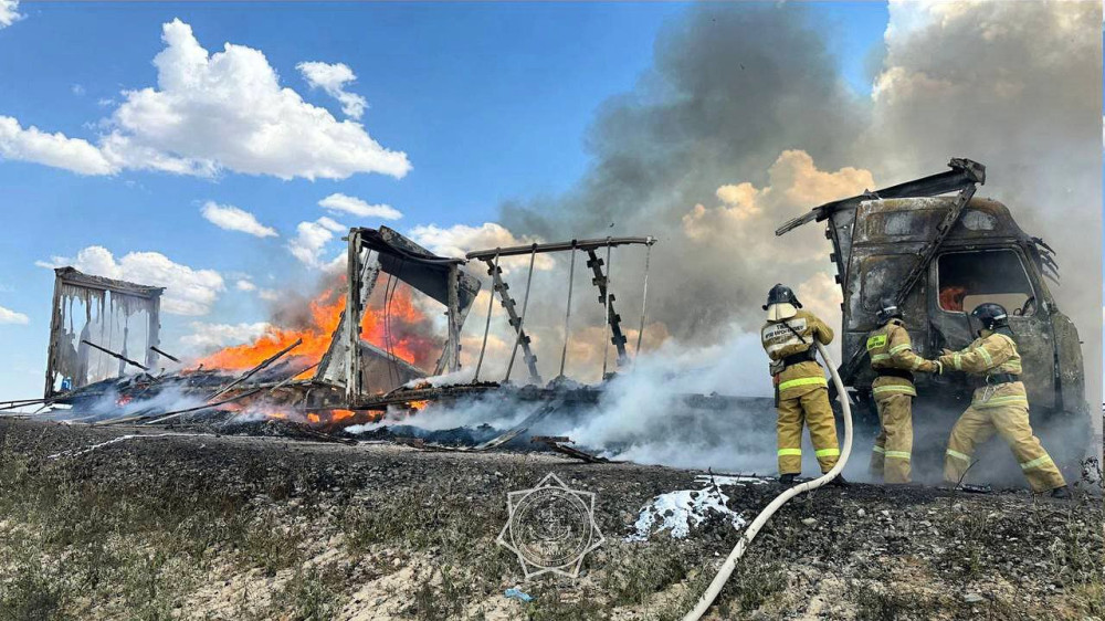 Грузовик с продовольствием сгорел на трассе в Актюбинской области