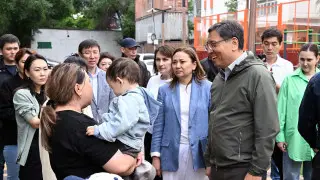 Еще один заброшенный пустырь в Алматы превратили в современный сквер