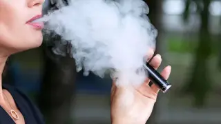 Вейпы заподозрили в новой болезни полости рта