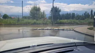 Улицы микрорайона затопило из-за протекшего водопровода в Алматы