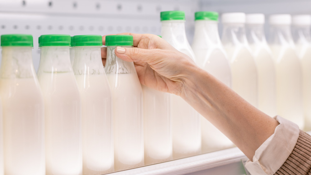 Почему казахстанское молоко не стоит на видном месте в супермаркетах, ответили в Минторговли
