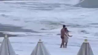 Туристку унесло волной в открытое море во время прогулки с возлюбленным