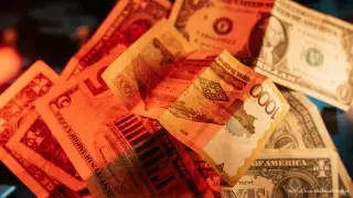 "Он не падает, а приходит в норму" - экономист о курсе тенге