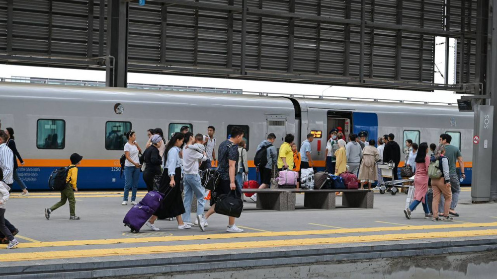 Опоздание поездов в летний период объяснили в Минтранспорта
