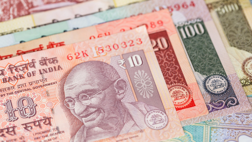 Индийская рупия упала до рекордного уровня