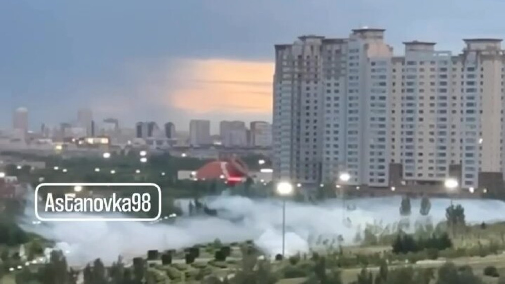 Белый дым напугал жителей в районе Президентского парка в Астане