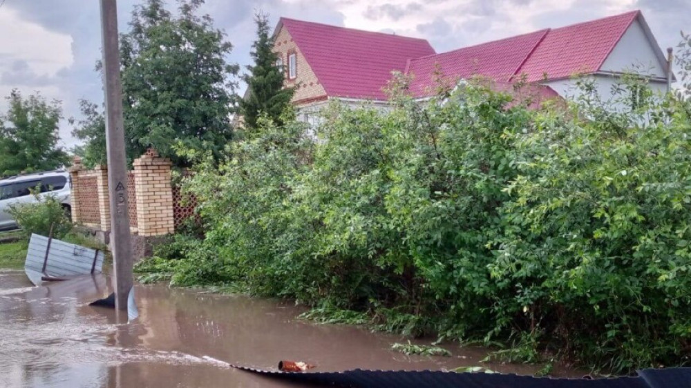 На Башкирию обрушился ураган - оборваны ЛЭП, повалены деревья
