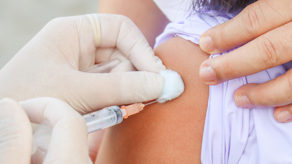 Вакцинация от ВПЧ: будут ли девочек освобождать от занятий после прививок