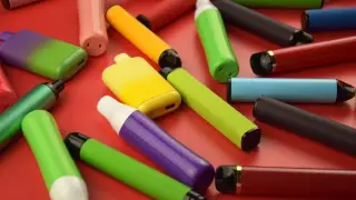 На казахстанца завели уголовное дело из-за вейпов