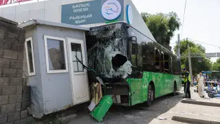Автобус с пассажирами попал в серьезное ДТП в Алматы