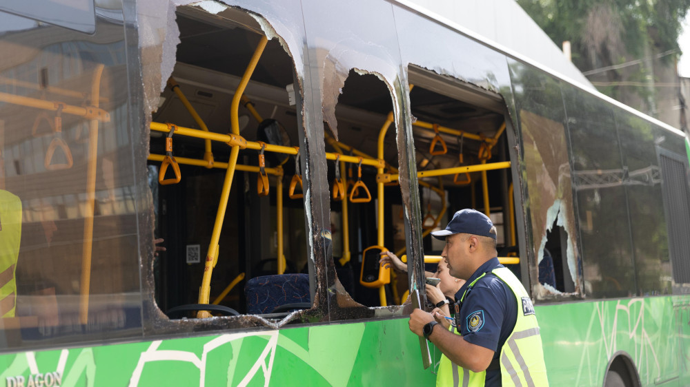 Один пассажир погиб, 16 пострадали в ДТП с автобусом в Алматы