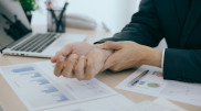 30-летний мужчина умер от переработки в офисе