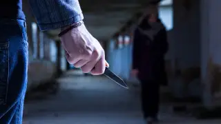 Мужчина с ножом напал на фанатов во время матча Чехия - Турция