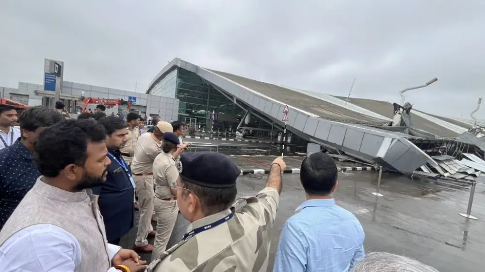 При обрушении крыши в аэропорту Дели погиб человек, восемь получили ранения