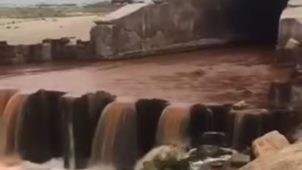 Сброс грязной воды в Каспий попал на видео в Актау