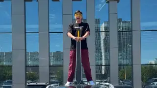 Казахстанский блогер проткнул крышу нового Tank 500 мечом