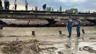 В Кыргызстан прибыл самолет со спасателями для транспортировки погибших казахстанских детей
