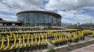 Самокатную "армию" сняли на фото возле "Барыс Арены" в Астане