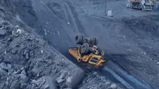Самосвал рухнул в карьер на угольном разрезе Экибастуза