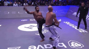 "Эпилептический приступ": жуткий нокаут экс-бойца UFC попал на видео