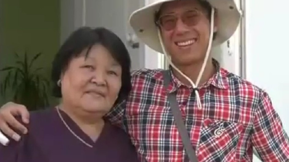 Усыновленный иностранцами казах прилетел на встречу с родной мамой в Казахстан