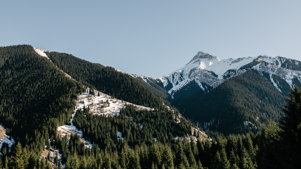 Перед длинными выходными алматинцам ограничили доступ к горам