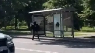 Разбившего средь бела дня остановку вандала задержали в Алматы