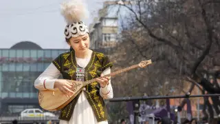 Президент поздравил казахстанцев с Днем домбры