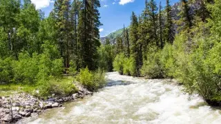 Мужчин на внедорожнике унесло течением реки