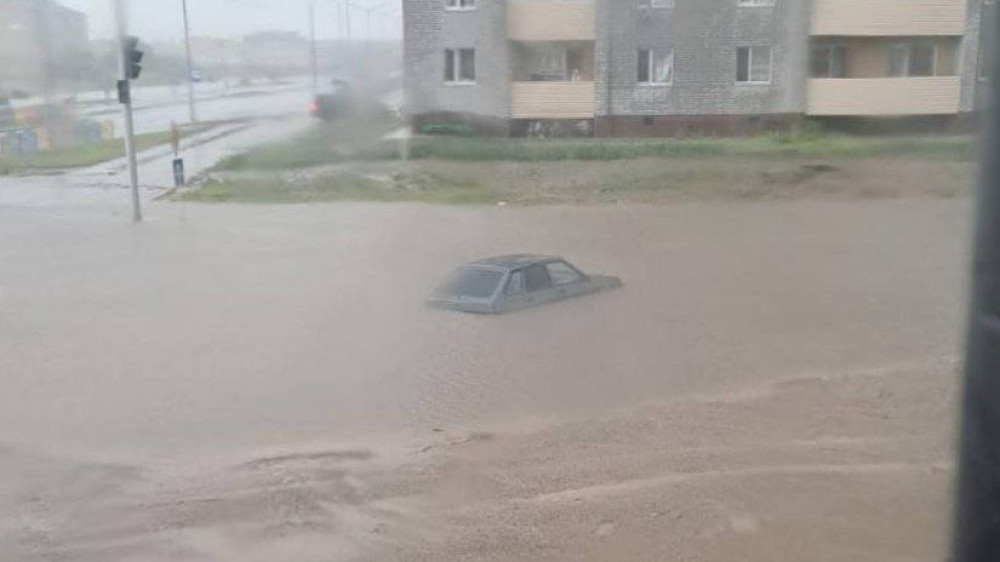 Затопленные улицы и машины: дождь залил Семей