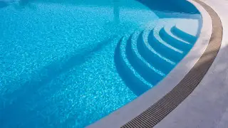 Женщина пришла в бассейн без резиновых тапочек и отсудила миллион тенге