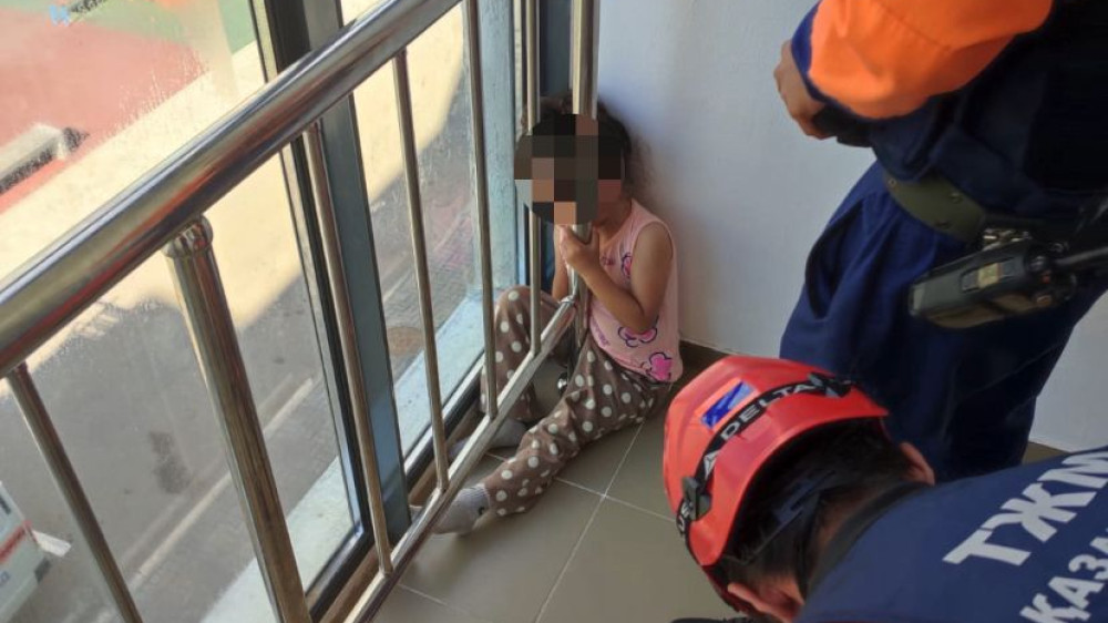 Девочка застряла между ограждениями балкона в Астане